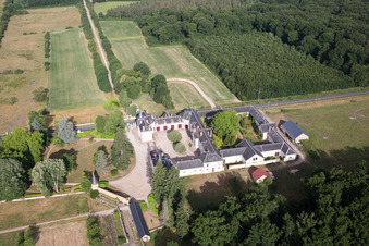 Château de Combreux à Combreux dans le département Loiret, France depuis l'avion