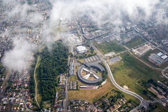 Vue aérienne de Bâtiment scolaire rond du Lycée Général et Technologique Durzy à Villemandeur dans le département Loiret, France