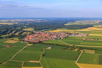 Vue aérienne de Vue du village depuis le sud-ouest à Steinweiler dans le département Rhénanie-Palatinat, Allemagne