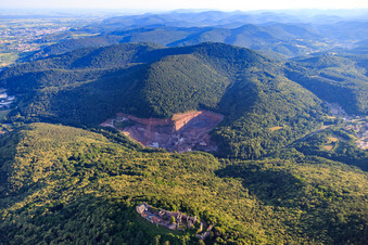 Vue aérienne de Madenburg au-dessus de la carrière de PfalzGranit à Waldhambach dans le département Rhénanie-Palatinat, Allemagne