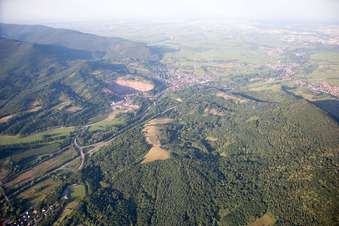 Vue aérienne de Sortie de Queichtal à le quartier Queichhambach in Annweiler am Trifels dans le département Rhénanie-Palatinat, Allemagne