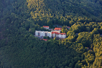 Vue oblique de Clinique spécialisée Eußerthal dans la forêt à Eußerthal dans le département Rhénanie-Palatinat, Allemagne