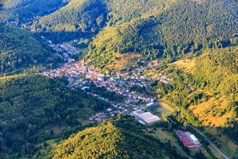 Vue aérienne de Vue d'ensemble du village du Dernbachtal depuis le sud-ouest à Ramberg dans le département Rhénanie-Palatinat, Allemagne