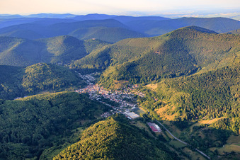 Vue aérienne de Vue d'ensemble du village du Dernbachtal depuis le sud-ouest à Ramberg dans le département Rhénanie-Palatinat, Allemagne