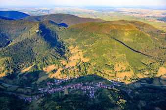 Vue aérienne de Ruines du château de Neuscharfeneck au-dessus de la vallée de Dernbach à Flemlingen dans le département Rhénanie-Palatinat, Allemagne