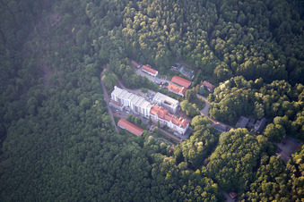 Vue aérienne de Clinique spécialisée 1. Clinique de réadaptation pour les patients souffrant de dépendance. à Eußerthal dans le département Rhénanie-Palatinat, Allemagne