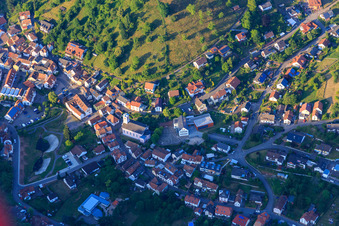 Vue aérienne de École primaire Ramberg et St. Laurentius à Ramberg dans le département Rhénanie-Palatinat, Allemagne
