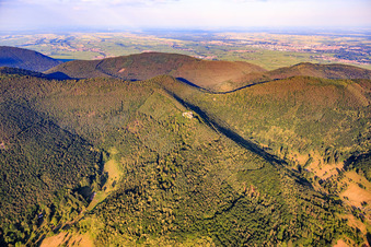 Vue aérienne de Ruines du château de Neuscharfeneck au-dessus de la vallée de Dernbach à Flemlingen dans le département Rhénanie-Palatinat, Allemagne