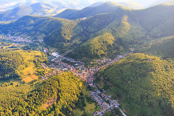 Vue aérienne de Vue d'ensemble du village du Dernbachtal depuis le nord à Ramberg dans le département Rhénanie-Palatinat, Allemagne