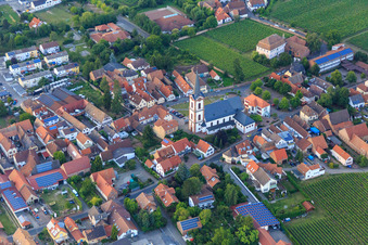 Vue aérienne de Église catholique Saint-Pierre-et-Paul à Edesheim dans le département Rhénanie-Palatinat, Allemagne