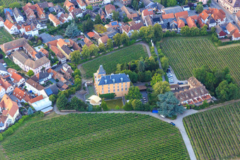 Vue aérienne de Hôtel Schloß Edesheim, Hôtels privés Dr. Lohbeck GmbH & Co. KG à Edesheim dans le département Rhénanie-Palatinat, Allemagne
