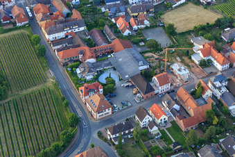 Vue aérienne de Domaine viticole et vinicole mousseux - Distillerie à Edesheim dans le département Rhénanie-Palatinat, Allemagne