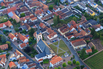 Vue oblique de Église catholique Saint-Pierre-et-Paul à Edesheim dans le département Rhénanie-Palatinat, Allemagne