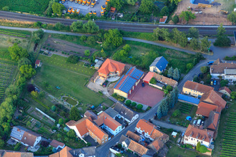 Vue aérienne de Service d'incendie volontaire Edesheim et Ria Wellnesspoint à Edesheim dans le département Rhénanie-Palatinat, Allemagne