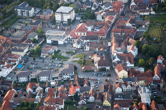 Vue aérienne de Marché à Edenkoben dans le département Rhénanie-Palatinat, Allemagne