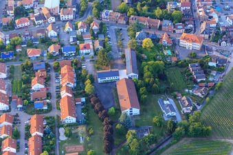 Vue aérienne de École de gestion hôtelière de la Route des vins du Sud à Edenkoben dans le département Rhénanie-Palatinat, Allemagne