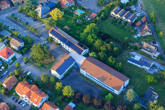Photographie aérienne de École de gestion hôtelière de la Route des vins du Sud à Edenkoben dans le département Rhénanie-Palatinat, Allemagne