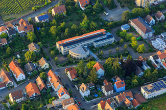 Vue aérienne de Administration municipale Edenkoben et office de tourisme de l'Association Route des vins du Sud Edenkoben à Edenkoben dans le département Rhénanie-Palatinat, Allemagne