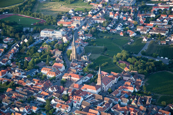 Vue aérienne de Église Saint-Louis dans le centre historique à Edenkoben dans le département Rhénanie-Palatinat, Allemagne