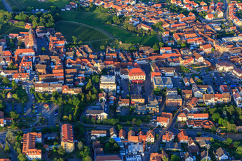 Vue aérienne de Place Werner Kastner à Edenkoben dans le département Rhénanie-Palatinat, Allemagne