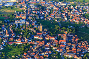 Vue aérienne de Église protestante Edenkoben et Saint-Louis à Edenkoben dans le département Rhénanie-Palatinat, Allemagne
