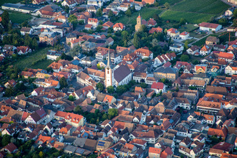 Vue aérienne de Bâtiment d'église au centre du village à Maikammer dans le département Rhénanie-Palatinat, Allemagne