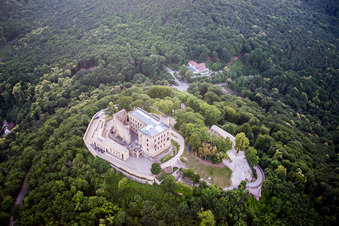 Vue aérienne de Château de Hambach. Chantier de construction du nouveau restaurant (1832). à le quartier Diedesfeld in Neustadt an der Weinstraße dans le département Rhénanie-Palatinat, Allemagne