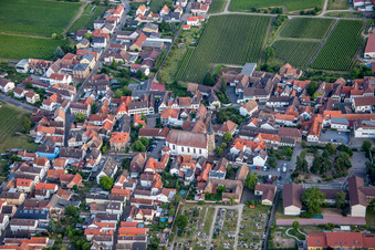 Vue aérienne de Bâtiment d'église au centre du village à le quartier Diedesfeld in Neustadt an der Weinstraße dans le département Rhénanie-Palatinat, Allemagne