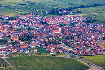Vue aérienne de Vue des rues et des maisons dans les quartiers résidentiels à Maikammer dans le département Rhénanie-Palatinat, Allemagne