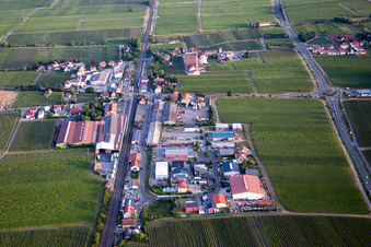 Vue aérienne de Zone industrielle et commerciale avec grossiste en bouteilles Wittmer GmbH & Co.KG dans le district de Bordmühle (Palatinat) à Kirrweiler dans le département Rhénanie-Palatinat, Allemagne