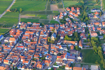Vue aérienne de Centre du village vu de l'ouest à Kirrweiler dans le département Rhénanie-Palatinat, Allemagne