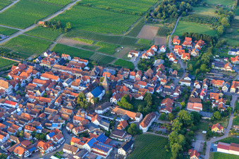 Photographie aérienne de Centre du village vu de l'ouest à Kirrweiler dans le département Rhénanie-Palatinat, Allemagne