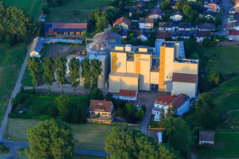 Vue aérienne de Silos du moulin à grains Cornexo GmbH à Freimersheim dans le département Rhénanie-Palatinat, Allemagne
