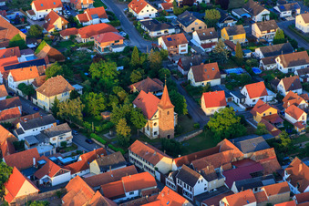 Vue aérienne de Église protestante Freimersheim à Freimersheim dans le département Rhénanie-Palatinat, Allemagne