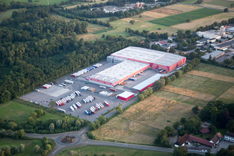 Vue aérienne de Magasin de bricolage du siège de Hornbach dans la zone industrielle de Bornheim à Bornheim à le quartier Dreihof in Essingen dans le département Rhénanie-Palatinat, Allemagne