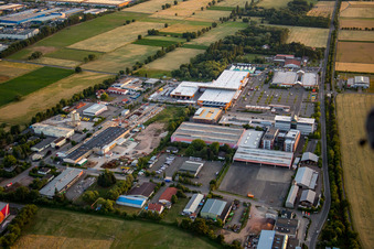 Vue aérienne de Zone industrielle de Bruchwiesenstraße avec quincaillerie Hornbach à le quartier Dreihof in Bornheim dans le département Rhénanie-Palatinat, Allemagne