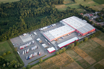 Vue aérienne de Centre logistique de Hornbach à le quartier Dreihof in Essingen dans le département Rhénanie-Palatinat, Allemagne