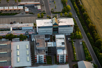 Vue aérienne de Siège social du magasin de bricolage Hornbach à le quartier Dreihof in Bornheim dans le département Rhénanie-Palatinat, Allemagne