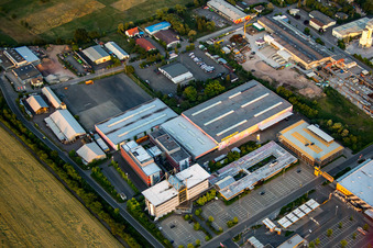 Vue oblique de Siège social du magasin de bricolage Hornbach à le quartier Dreihof in Bornheim dans le département Rhénanie-Palatinat, Allemagne