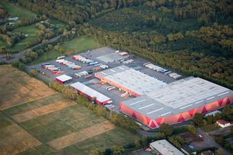 Vue aérienne de Magasin de bricolage du siège de Hornbach dans la zone industrielle de Bornheim à Bornheim à le quartier Dreihof in Essingen dans le département Rhénanie-Palatinat, Allemagne