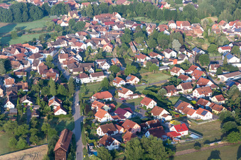 Vue aérienne de Vue sur le village à Scheibenhard dans le département Bas Rhin, France