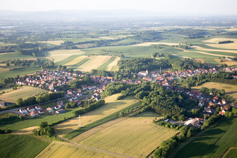 Vue oblique de Neewiller-près-Lauterbourg dans le département Bas Rhin, France