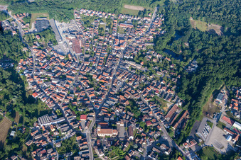Vue aérienne de Vue des rues et des maisons dans les quartiers résidentiels à Soufflenheim dans le département Bas Rhin, France