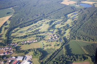Vue aérienne de Club de golf à Soufflenheim dans le département Bas Rhin, France