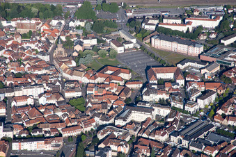 Vue aérienne de Ensemble de bâtiments muséographiques Médiathèque de la Vieille-Île / Médiathèque de la Vieille-Île à Hagenau dans le département Bas Rhin, France
