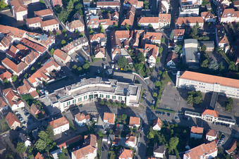 Vue aérienne de Bâtiment administratif et complexe de bureaux Palascak Robert à Haguenau à Hagenau dans le département Bas Rhin, France