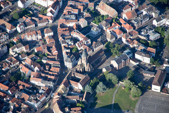 Vue aérienne de Église Saint-Georges dans le vieux centre-ville de Haguenau à Hagenau dans le département Bas Rhin, France