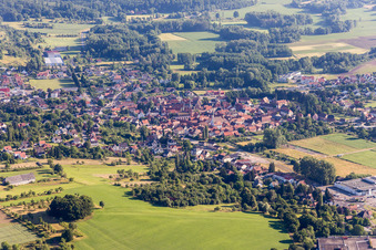 Vue aérienne de Vue des rues et des maisons dans les quartiers résidentiels à Wœrth dans le département Bas Rhin, France