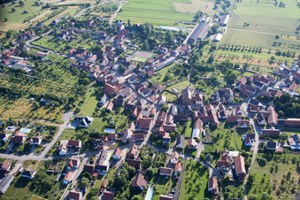 Vue aérienne de Vue sur le village à Dieffenbach-lès-Wœrth dans le département Bas Rhin, France