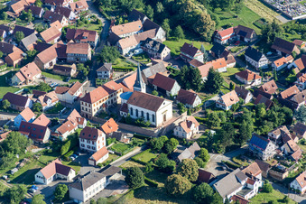 Vue aérienne de Bâtiment d'église au centre du village à Lampertsloch dans le département Bas Rhin, France